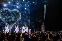 白いペンライトで照らされたフロア。