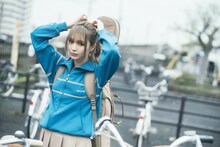 「週刊少年サンデー」2024年24号表紙より、愛来（AMEFURASSHI）のグラビア。