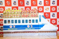 「かっぱえびせん」東海道新幹線とのコラボレーションパッケージとコラボレーション什器。