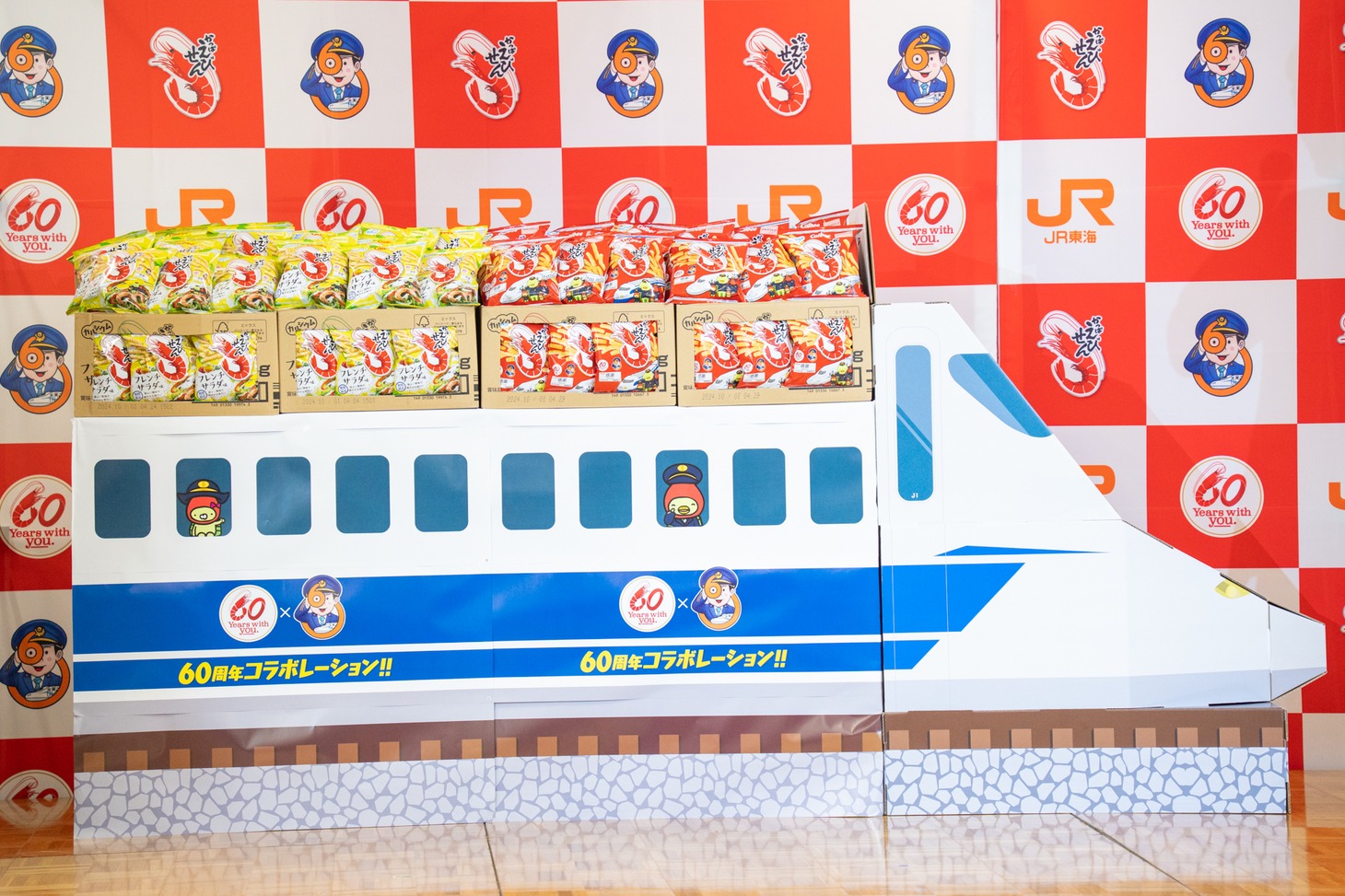 「かっぱえびせん」東海道新幹線とのコラボレーションパッケージとコラボレーション什器。
