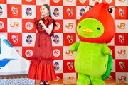 左から百田夏菜子、かっぱえび君。