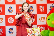 「かっぱえびせん」を試食する百田夏菜子。