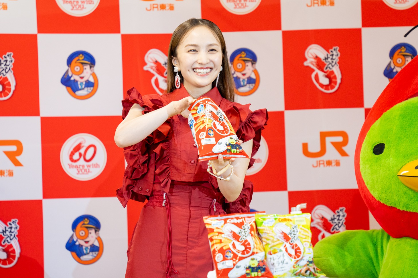 「かっぱえびせん」を試食する百田夏菜子。