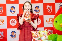 「かっぱえびせん」を試食する百田夏菜子。