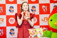 「かっぱえびせん」を試食する百田夏菜子。