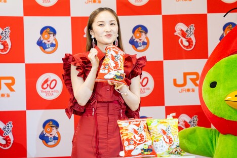 「かっぱえびせん」を試食する百田夏菜子。