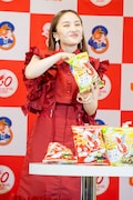 「かっぱえびせん」を試食する百田夏菜子。