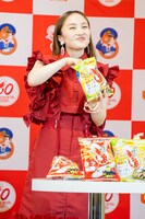 「かっぱえびせん」を試食する百田夏菜子。