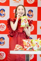 「かっぱえびせん」を試食する百田夏菜子。