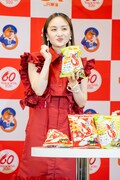 「かっぱえびせん」を試食する百田夏菜子。