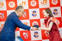 車掌帽を受け取る百田夏菜子（右）。