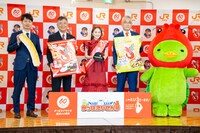 カルビーのブランドマネージャーと代表取締役社長、東海旅客鉄道の副社長、かっぱえび君とフォトセッションに応じる百田夏菜子。