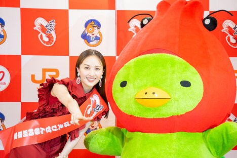 左から百田夏菜子、かっぱえび君。