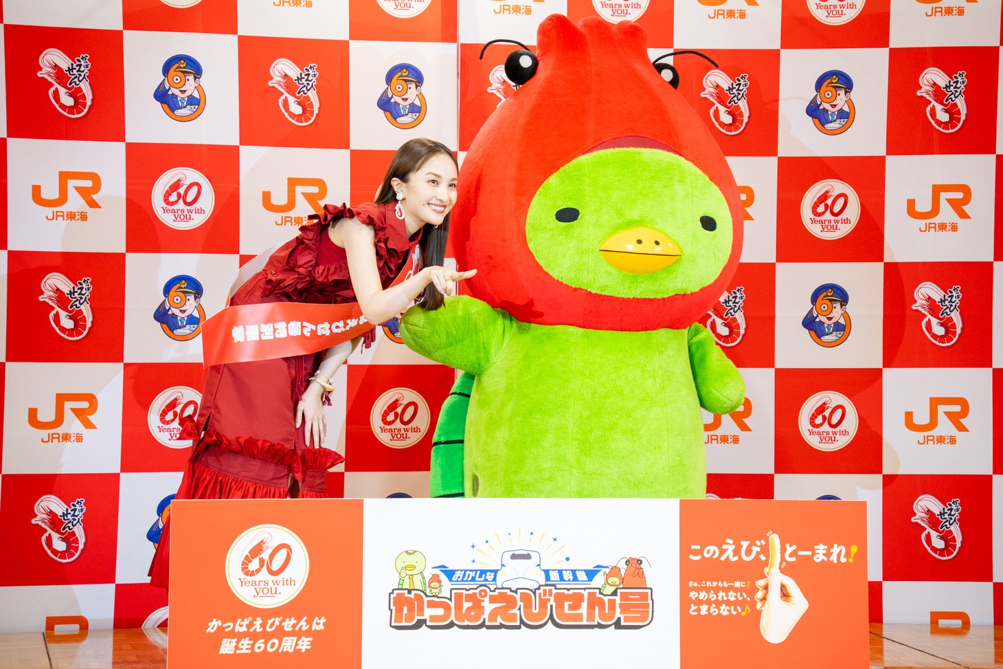 左から百田夏菜子、かっぱえび君。
