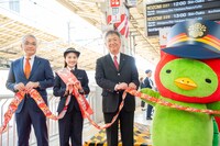 かっぱえびせんでテープカットを行うカルビーの江原信代表取締役社長、百田夏菜子、東海旅客鉄道の中村明彦副社長。