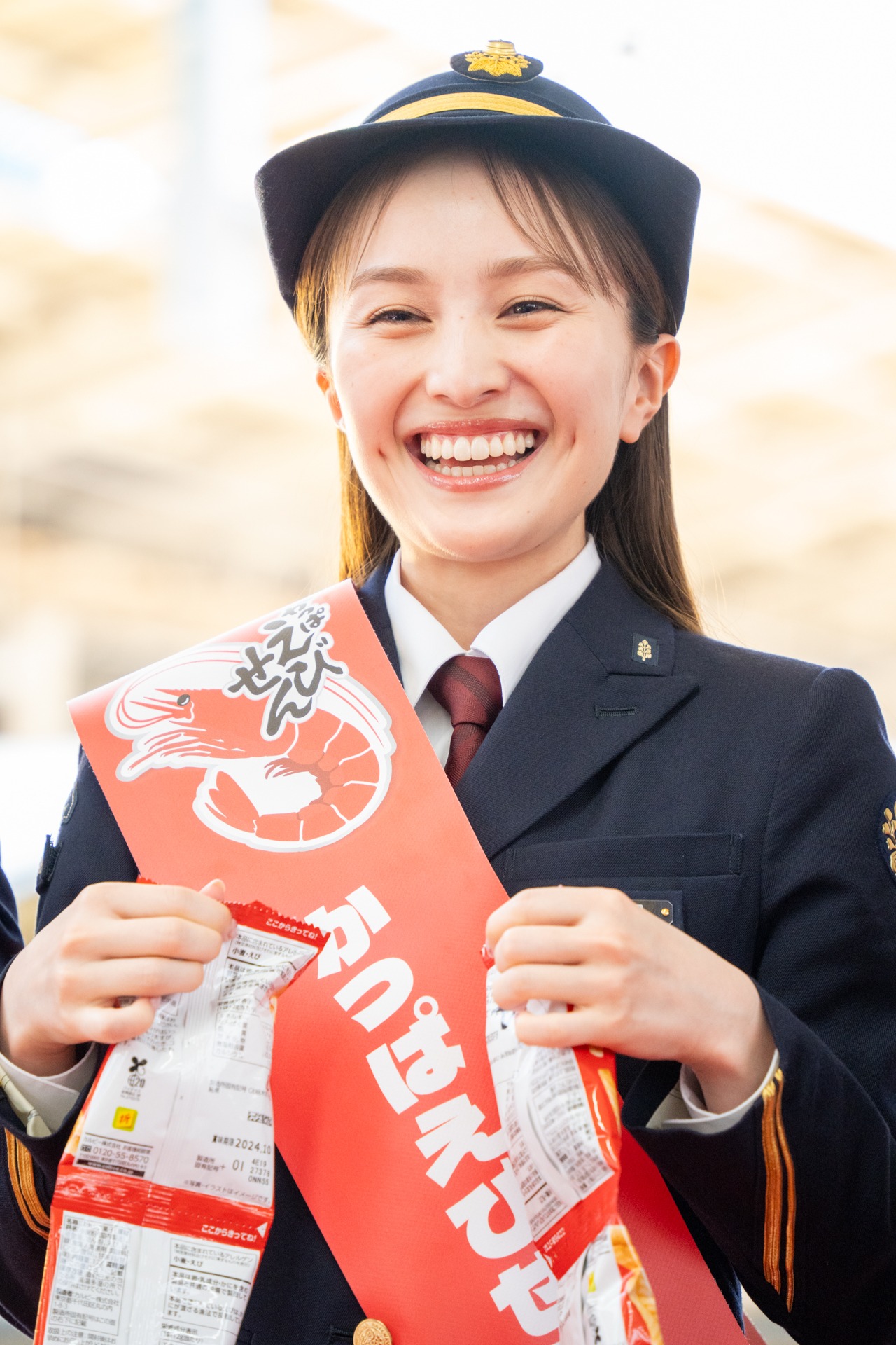 テープカットに成功した百田夏菜子。