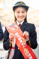 テープカットに成功した百田夏菜子。