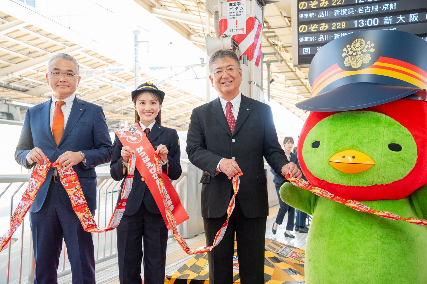 「かっぱえびせん号」出発セレモニーの様子。