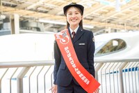 Zポーズで出発進行の合図を行う百田夏菜子。