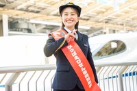 Zポーズで出発進行の合図を行う百田夏菜子。