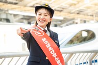 Zポーズで出発進行の合図を行う百田夏菜子。