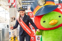 かっぱえび君を「かっぱえびせん号」に案内する百田夏菜子。