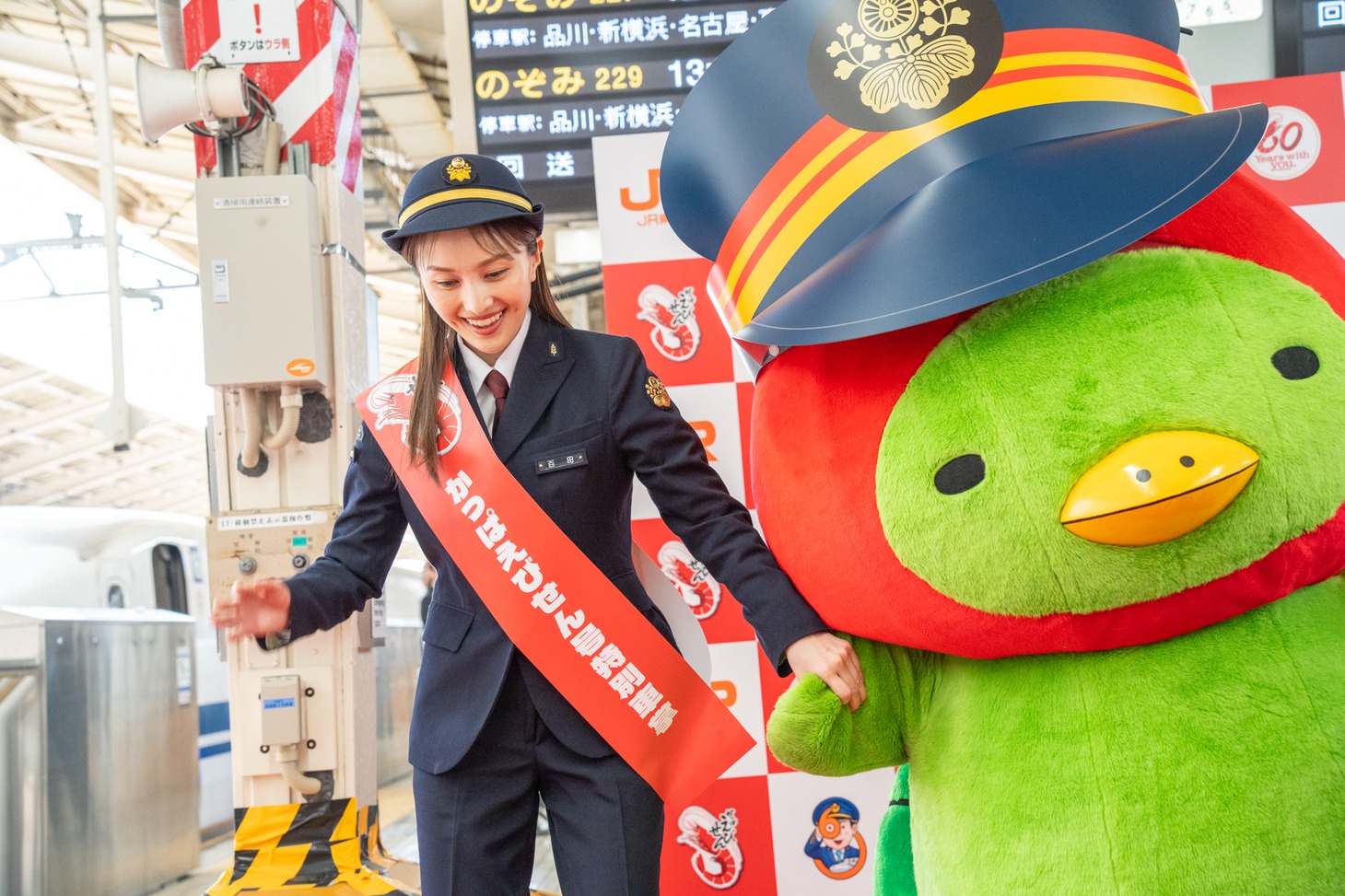 かっぱえび君を「かっぱえびせん号」に案内する百田夏菜子。