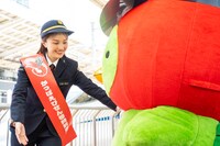 かっぱえび君を「かっぱえびせん号」に案内する百田夏菜子。