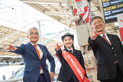 「かっぱえびせん号」出発セレモニーの様子。