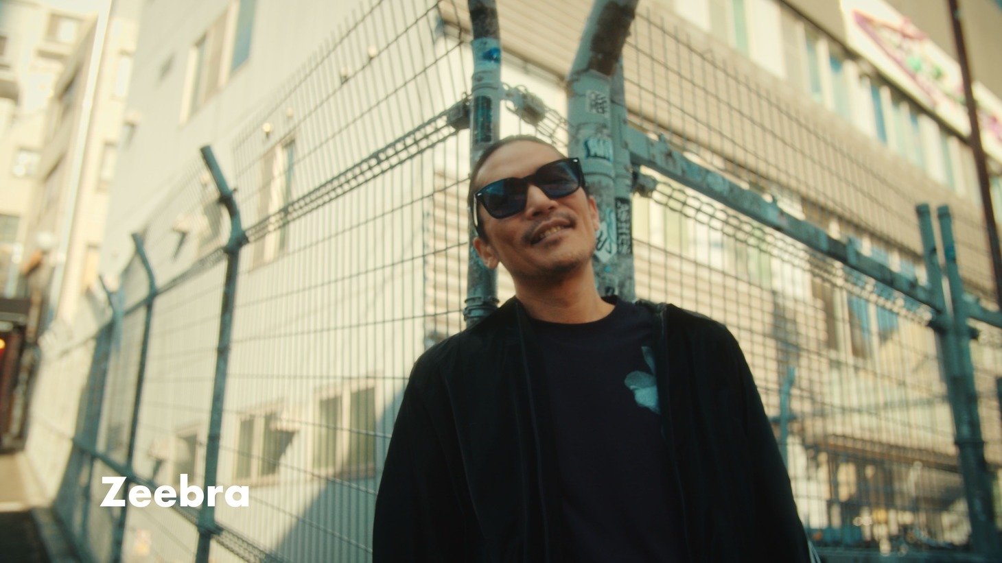 GADORO「大爆笑 feat. SIMON & Zeebra」ミュージックビデオより。