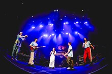 ビッケブランカと緑黄色社会。（撮影：渡邉一生）