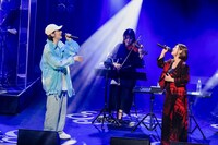 ビッケブランカと絢香のコラボレーションの様子。（撮影：松本いづみ）