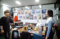 対談に先がけて吉田直樹さん（左）にはじめましての挨拶。