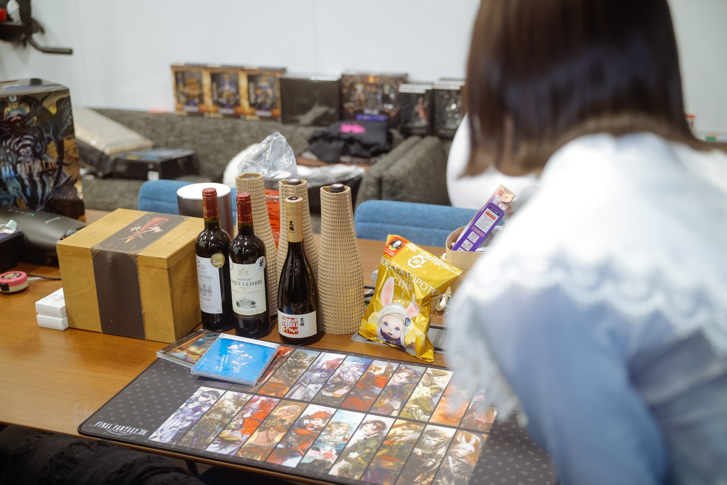 テーブルの上にワインを発見。「フランスのプレイヤーの方が贈ってくださったんです。お酒を飲みながら仕事してるわけじゃないんですよ（苦笑）」と吉田さん。
