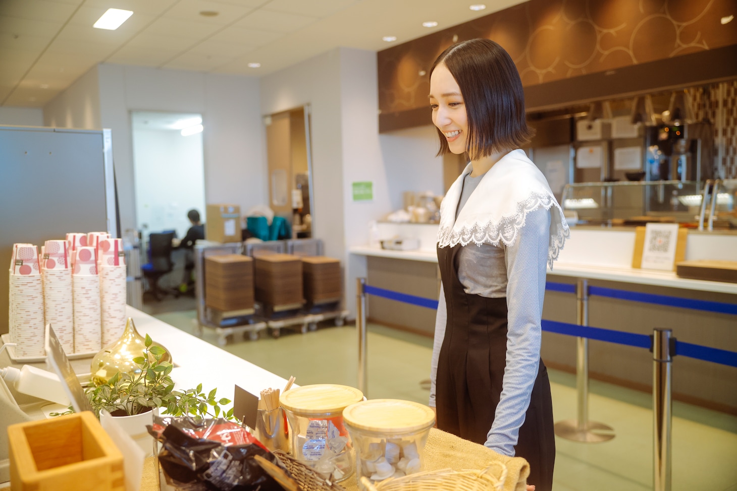 社食の日替わりメニューをチェックするのっちさん。