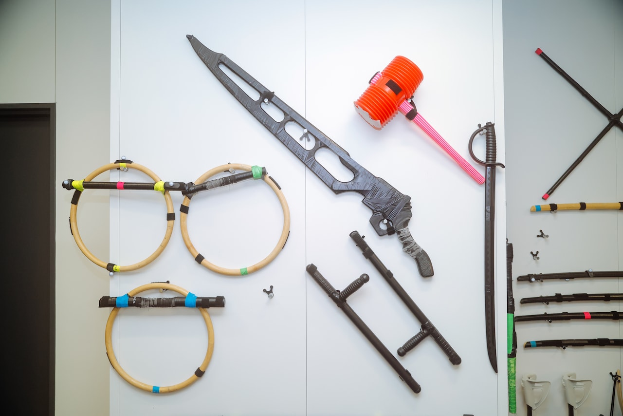 武器庫の壁に掛けられたさまざまな小道具。