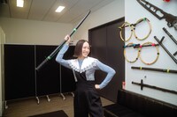 こちらの棒は軽かったようで、のっちさんは得意げに持ち上げました。