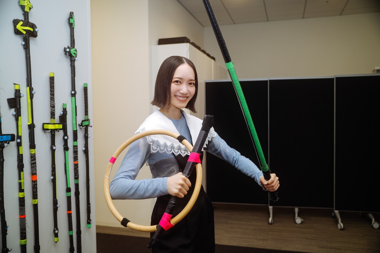 剣と盾を構えてポーズを取るのっちさん。