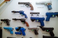 壁にかけられたさまざまな種類のトレーニングガン。