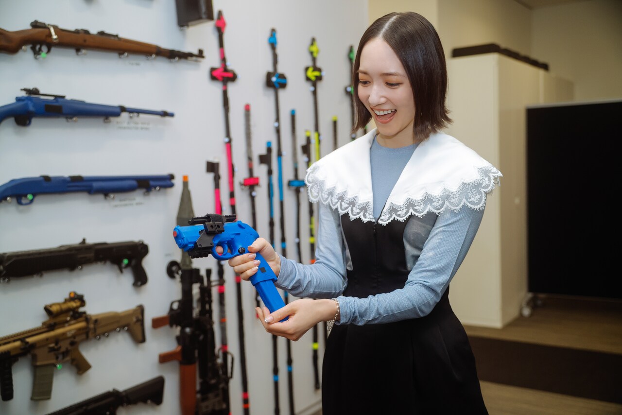 マガジンを銃に挿入して……。