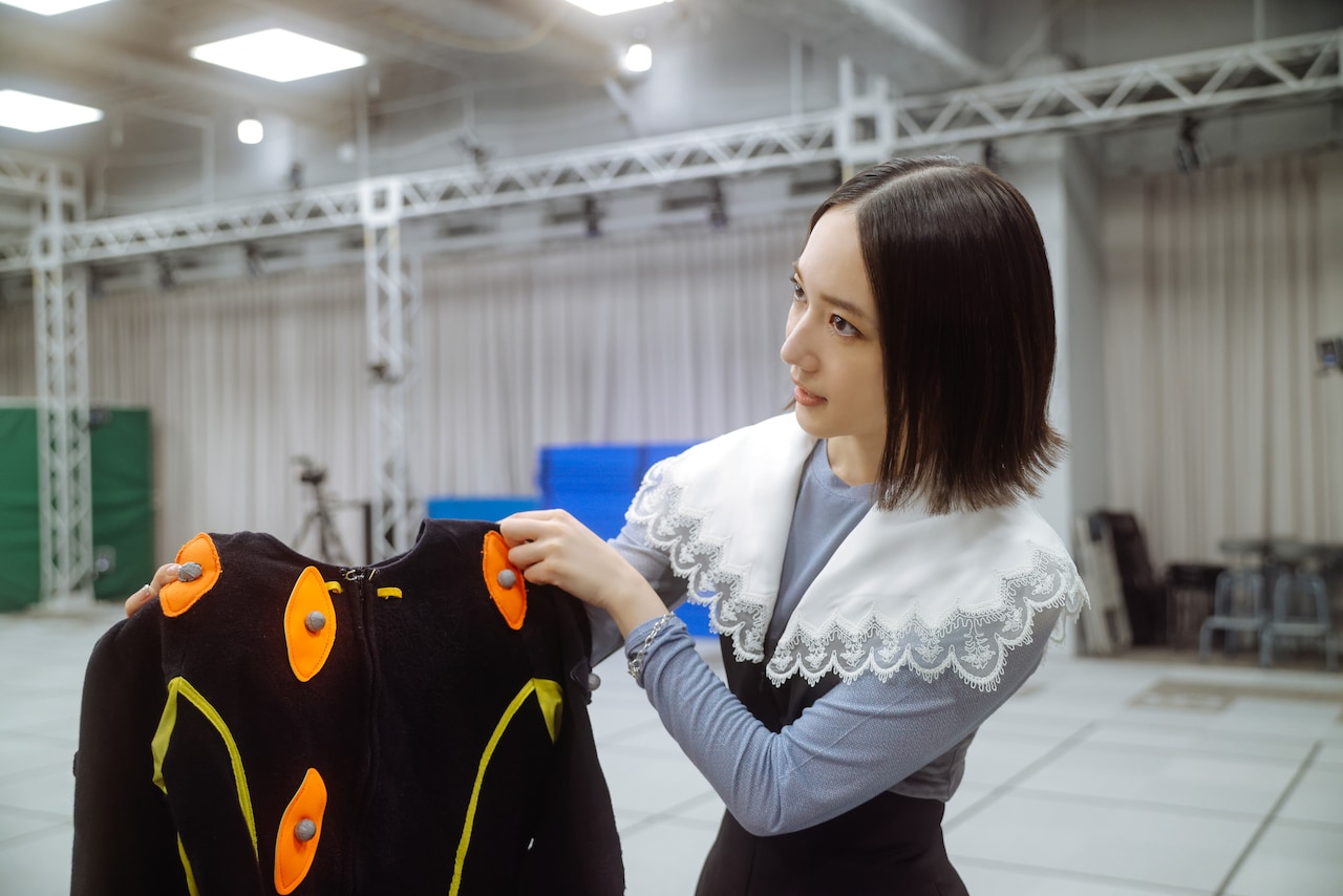 モーションキャプチャスーツに初めて触れたのっちさん。