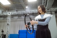 のっちさんがスタジオの中央にカメラを向けると……。