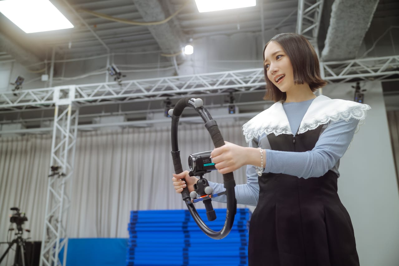 のっちさんがスタジオの中央にカメラを向けると……。