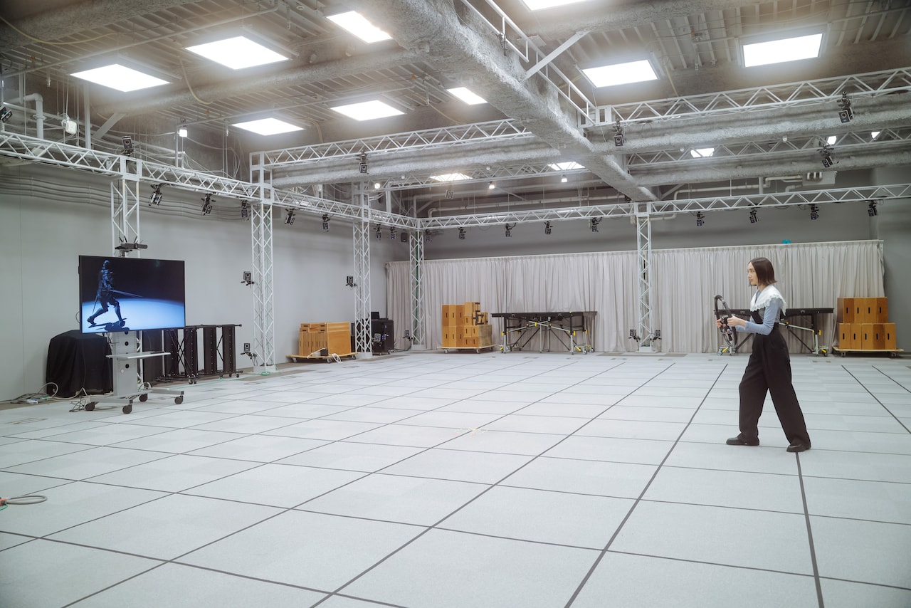 カメラを持ってキャラクターを追いかけるのっちさん。カメラを通さないと見えませんが、写真中央あたりに“いる”みたいです。