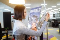 ディオン・ルサージュとバハムートのメタルプレートを食い入るように見つめるのっちさん。