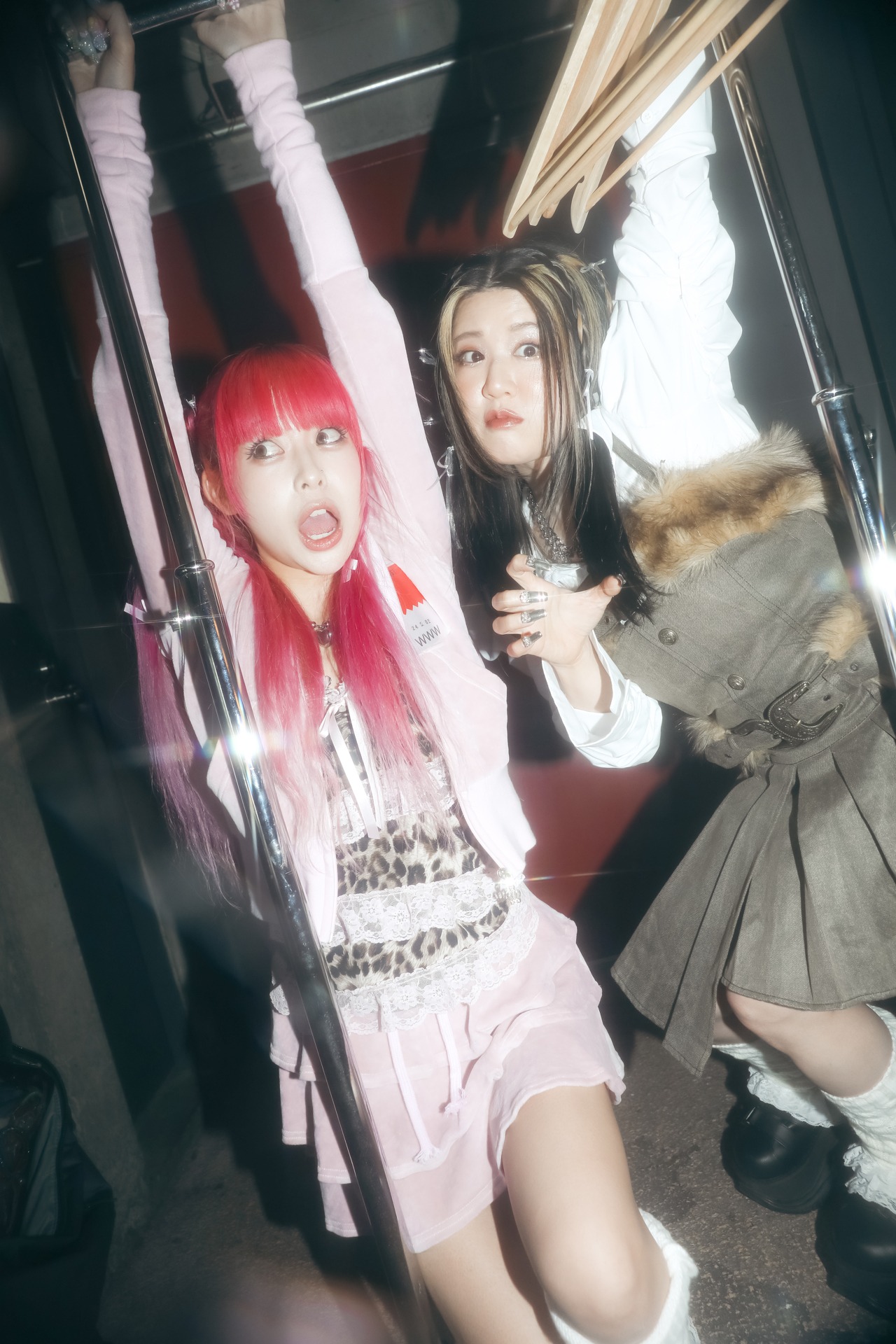 左からKAMIYA、valknee。