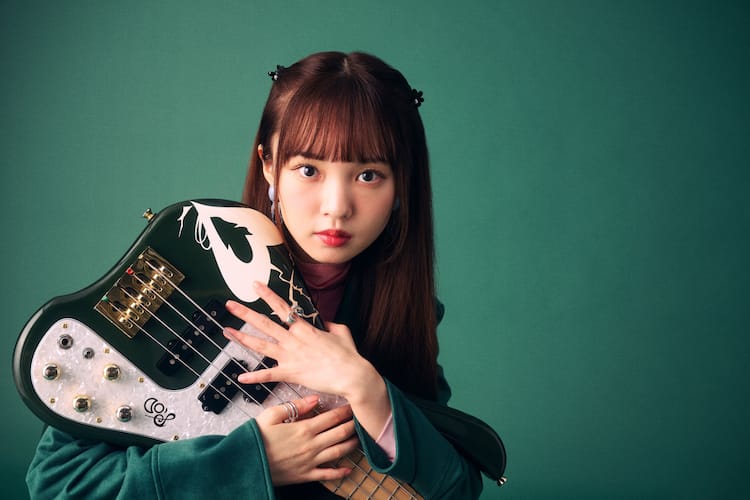 ベースで弾いてみた」で話題のMINAがデビュー、明日YouTube生配信＆MV  