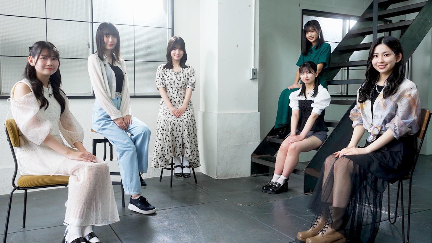 左から岡村ほまれ、山崎愛生、北川莉央、弓桁朱琴、井上春華、櫻井梨央。 (c)アップフロントプロモーション