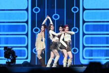 デビューシングル「1st IS:SUE」のリード曲「CONNECT」パフォーマンスの様子。