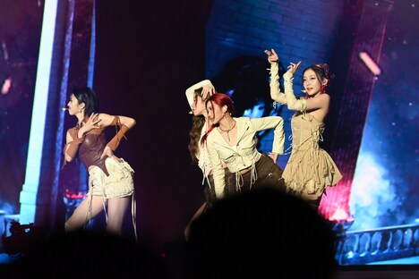 デビューシングル「1st IS:SUE」のリード曲「CONNECT」パフォーマンスの様子。